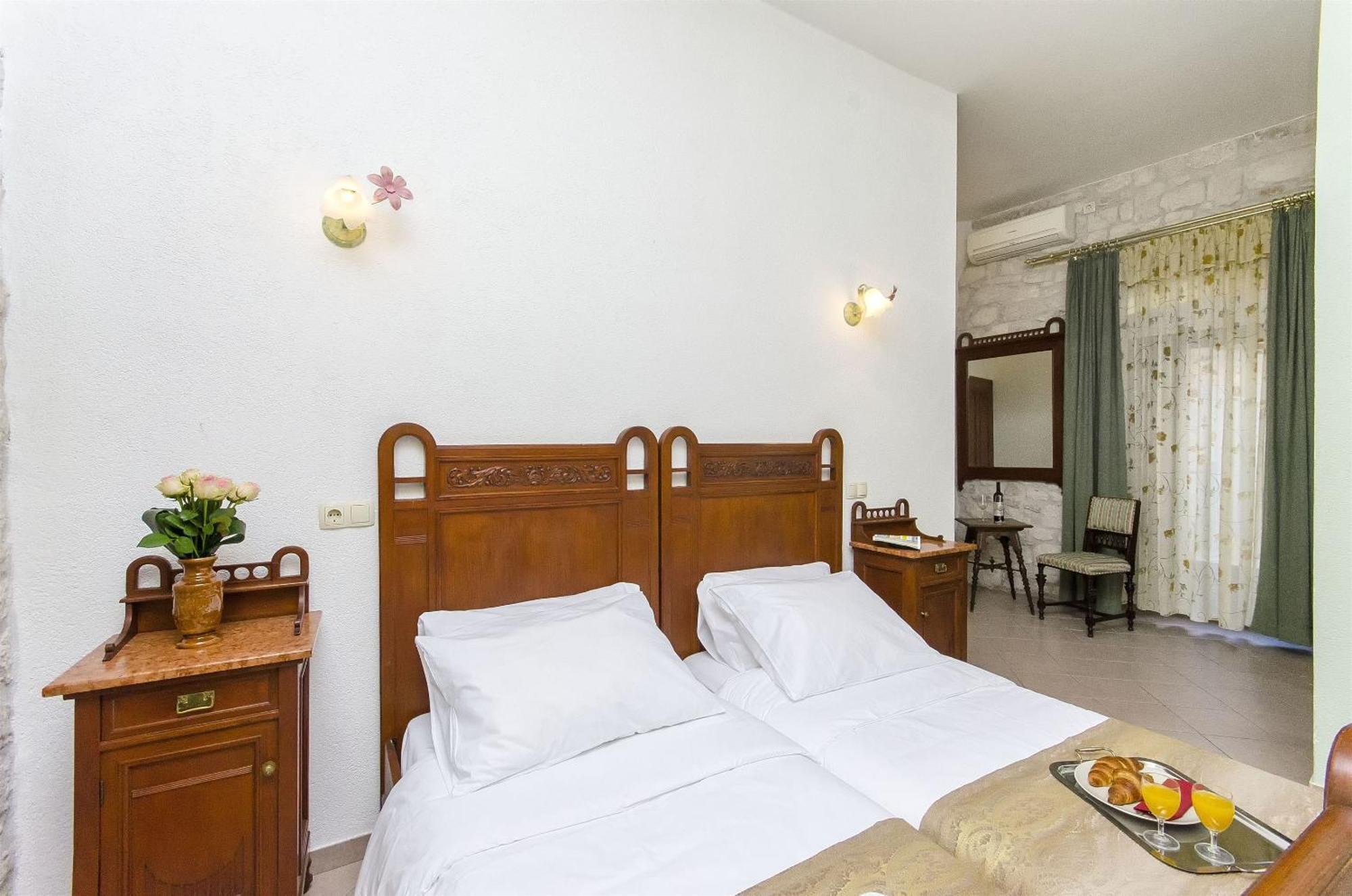 Palace Derossi Trogir Bagian luar foto